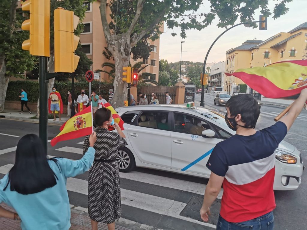 Las caceroladas en distritos de Málaga continuan con más fuerza contra el Gobierno trás la caravana convocada por VOX
