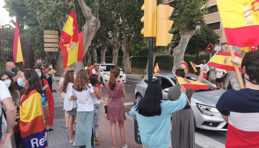 Las caceroladas en distritos de Málaga continuan con más fuerza contra el Gobierno trás la caravana convocada por VOX