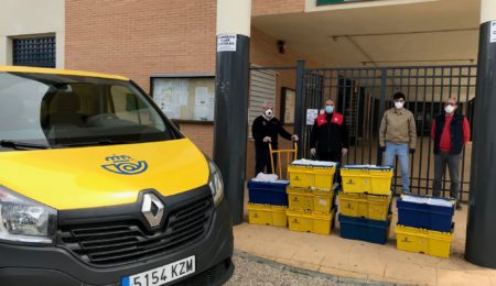 Correos lleva material de 44 colegios de Andalucía al domicilio de más de 2.400 escolares durante el confinamiento