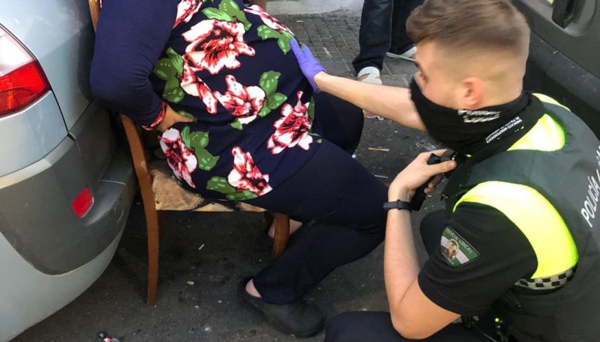 Agentes de la Policía Local asisten a una mujer que estaba dando a luz en plena calle en Málaga