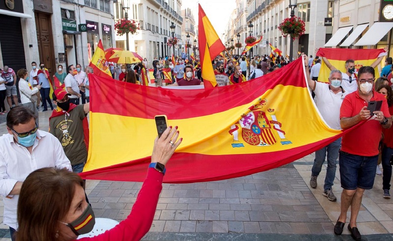 Más de mil de personas se han manifestado está tarde en pleno centro de Málaga con una sonada cacerolada en protesta contra el Gobierno de Sánchez