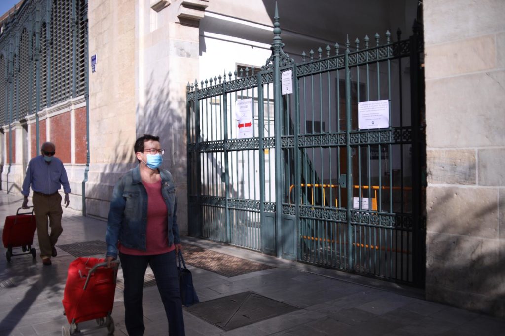 LA POLICÍA LOCAL Y PROTECCIÓN CIVIL CONTROLA EL AFORO DE LOS MERCADOS DE ATARAZANAS, HUELIN Y BAILÉN DE MÁLAGA LA POLICÍA LOCAL Y PROTECCIÓN CIVIL CONTROLA EL AFORO DE LOS MERCADOS DE ATARAZANAS, HUELIN Y BAILÉN DE MÁLAGA