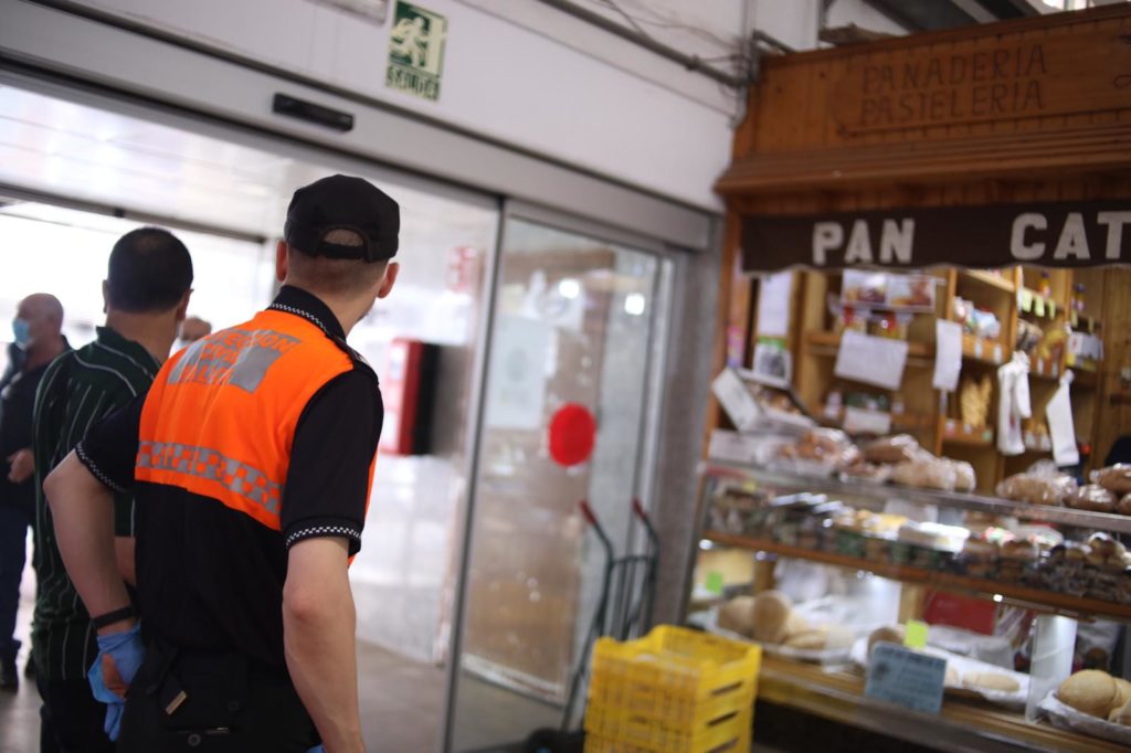 LA POLICÍA LOCAL Y PROTECCIÓN CIVIL CONTROLA EL AFORO DE LOS MERCADOS DE ATARAZANAS, HUELIN Y BAILÉN DE MÁLAGA LA POLICÍA LOCAL Y PROTECCIÓN CIVIL CONTROLA EL AFORO DE LOS MERCADOS DE ATARAZANAS, HUELIN Y BAILÉN DE MÁLAGA