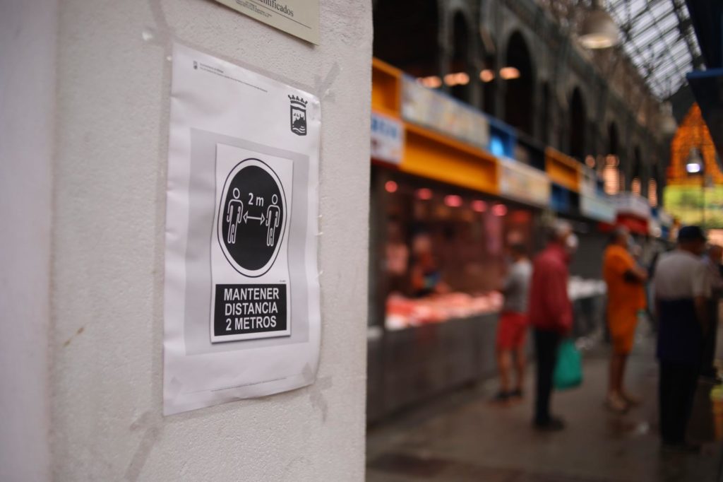 LA POLICÍA LOCAL Y PROTECCIÓN CIVIL CONTROLA EL AFORO DE LOS MERCADOS DE ATARAZANAS, HUELIN Y BAILÉN DE MÁLAGA LA POLICÍA LOCAL Y PROTECCIÓN CIVIL CONTROLA EL AFORO DE LOS MERCADOS DE ATARAZANAS, HUELIN Y BAILÉN DE MÁLAGA