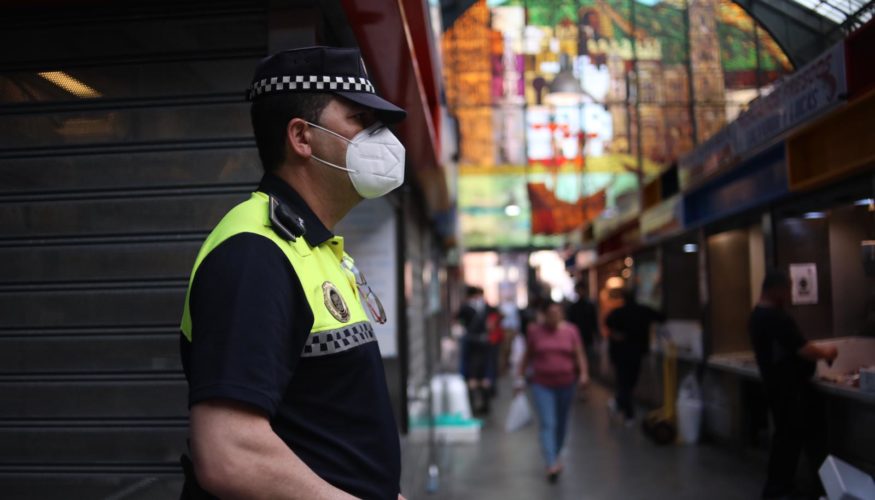 LA POLICÍA LOCAL Y PROTECCIÓN CIVIL CONTROLA EL AFORO DE LOS MERCADOS DE ATARAZANAS, HUELIN Y BAILÉN DE MÁLAGA