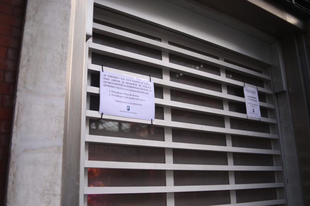 LA POLICÍA LOCAL Y PROTECCIÓN CIVIL CONTROLA EL AFORO DE LOS MERCADOS DE ATARAZANAS, HUELIN Y BAILÉN DE MÁLAGA LA POLICÍA LOCAL Y PROTECCIÓN CIVIL CONTROLA EL AFORO DE LOS MERCADOS DE ATARAZANAS, HUELIN Y BAILÉN DE MÁLAGA