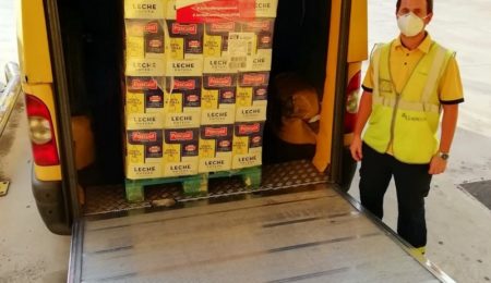 Correos transporta 4.320 litros de leche donados al Banco de Alimentos de Málaga