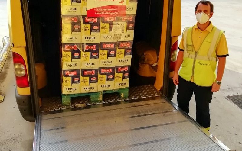 Correos transporta 4.320 litros de leche donados al Banco de Alimentos de Málaga