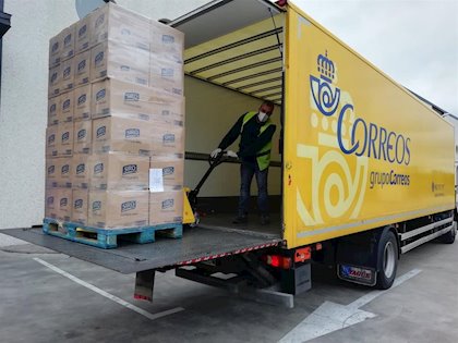 Correos transporta 4.320 litros de leche donados al Banco de Alimentos de Málaga Correos transporta 4.320 litros de leche donados al Banco de Alimentos de Málaga