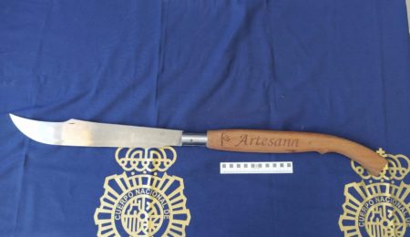 Detenidos padre e hijo por robar y atropellar en la huida al vendedor de un móvil en Málaga