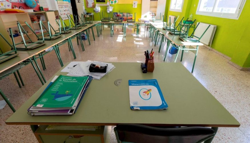 La ministra de educación Celaá apunta que "si fuera necesario" tendrán que abrirse aulas fuera de los centros el próximo curso