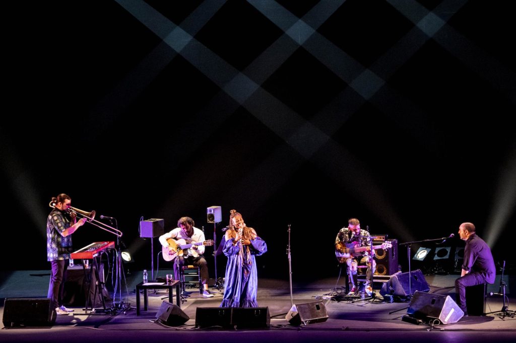 FLAMENCO ON FIRE DESPIDE POR TODO LO ALTO SU OCTAVA EDICIÓN COLGANDO EL CARTEL DE LOCALIDADES AGOTADAS PARA EL CONCIERTO DE BUIKA Y JUANITO MAKANDÉ