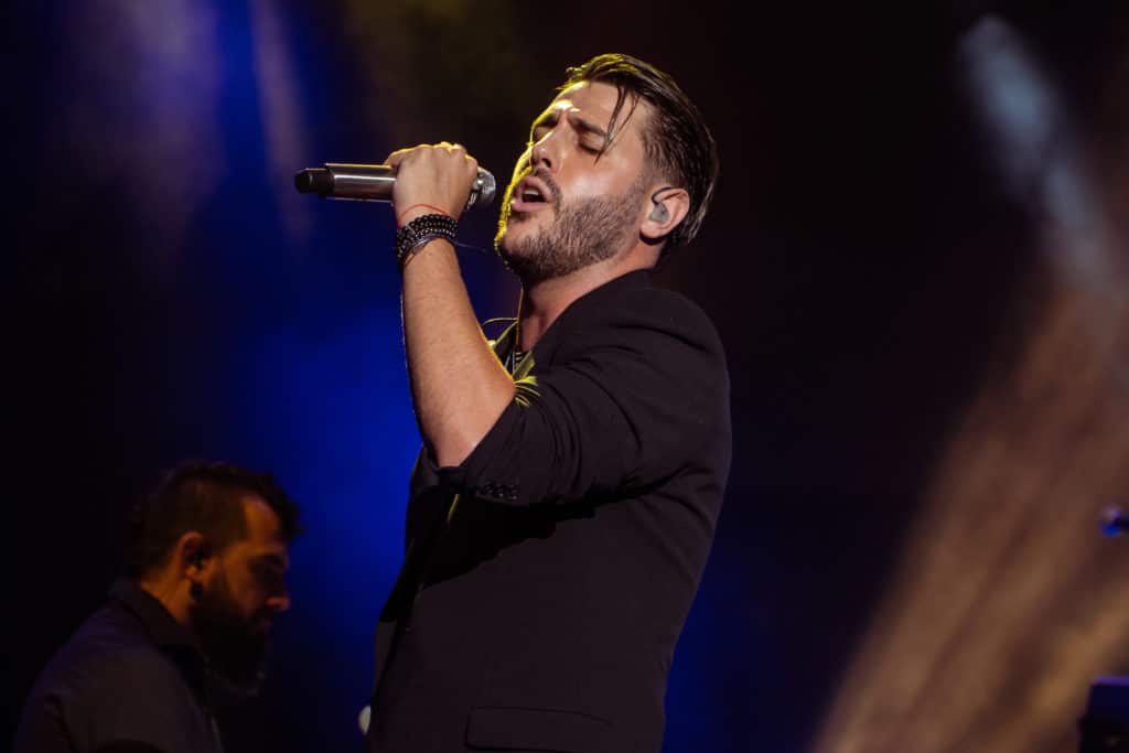 Antonio José derrochó carisma y calidez sobre el escenario de Starlite Catalana Occidente