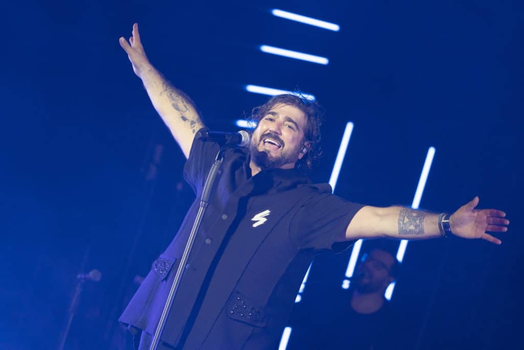 Orozco ofrece un concierto rebosante de energía y sentimiento en Starlite Catalana Occidente