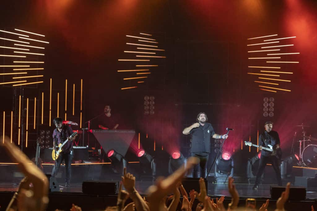 Orozco ofrece un concierto rebosante de energía y sentimiento en Starlite Catalana Occidente