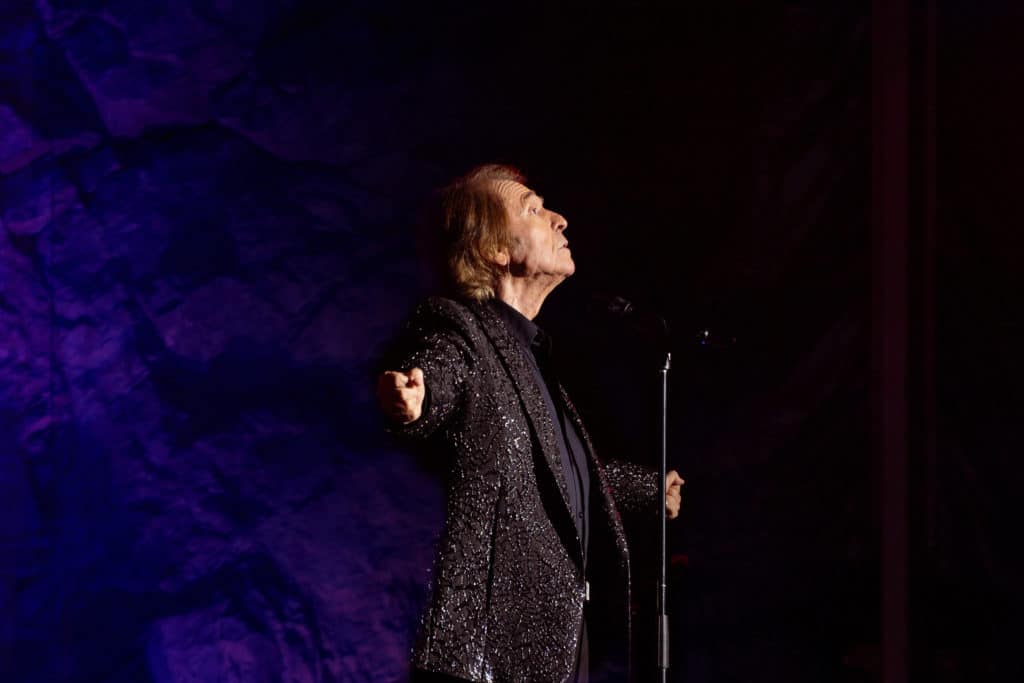 Raphael arrasa de nuevo en Starlite Catalana Occidente con un exquisito espectáculo que conmueve a sus incondicionales
