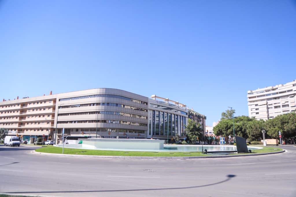 La Junta pone en servicio la reurbanización y la fuente de la Plaza de la Solidaridad de Málaga