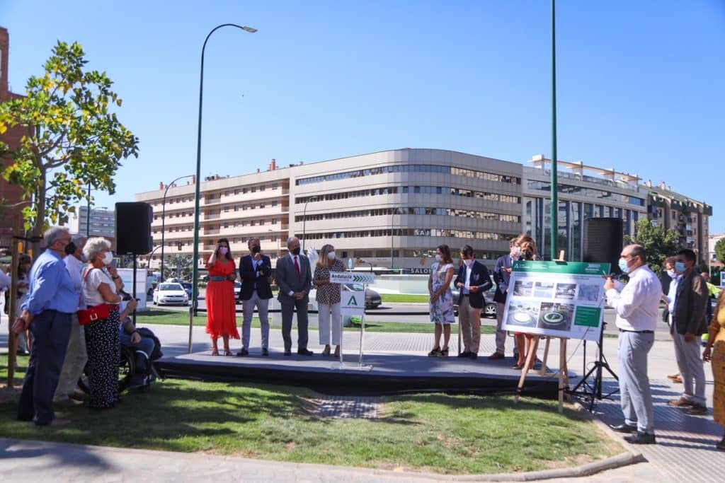 La Junta pone en servicio la reurbanización y la fuente de la Plaza de la Solidaridad de Málaga
