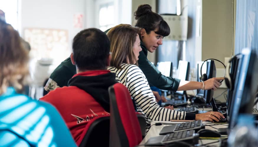 Los andaluces realizan más de 32.000 trámites electrónicos al mes con la asistencia de Guadalinfo