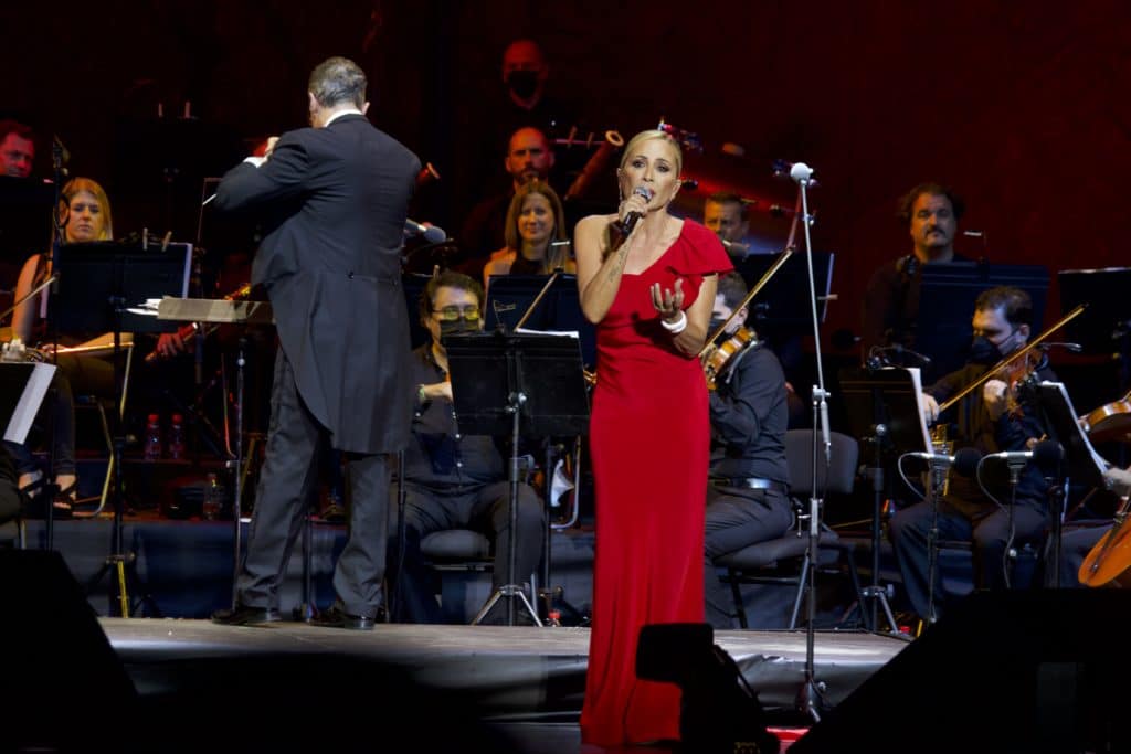 Plácido Domingo y Marta Sánchez hacen historia cantando juntos el himno de España en Starlite Catalana Occidente