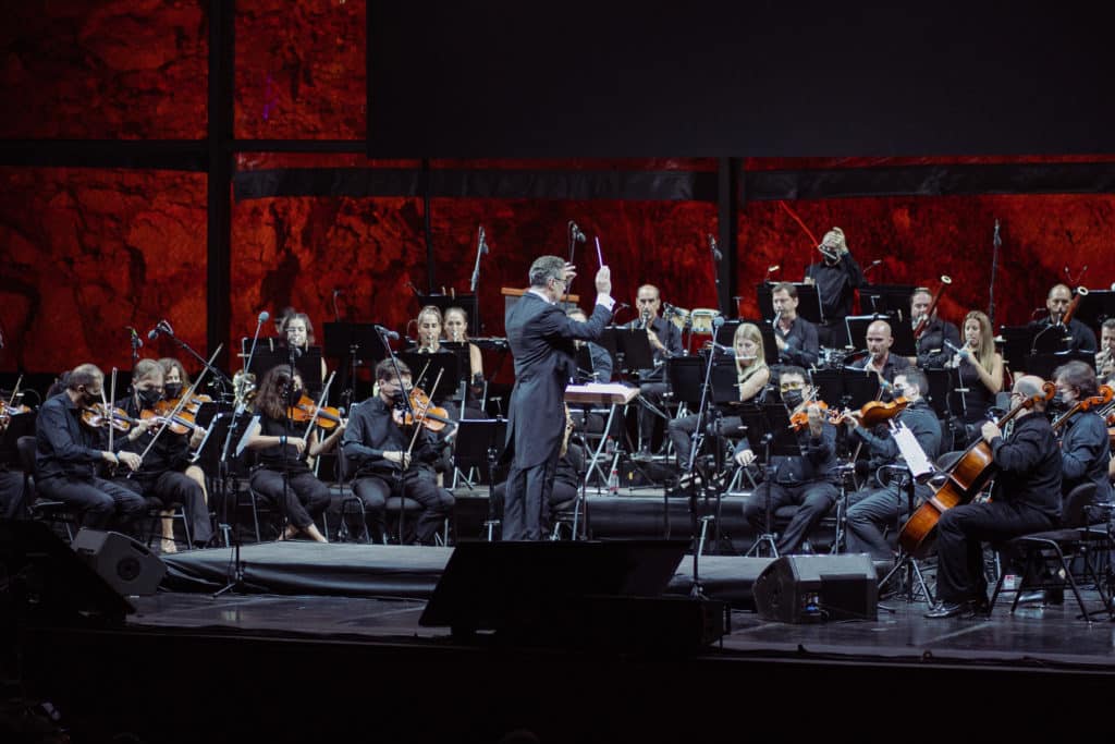 Plácido Domingo y Marta Sánchez hacen historia cantando juntos el himno de España en Starlite Catalana Occidente