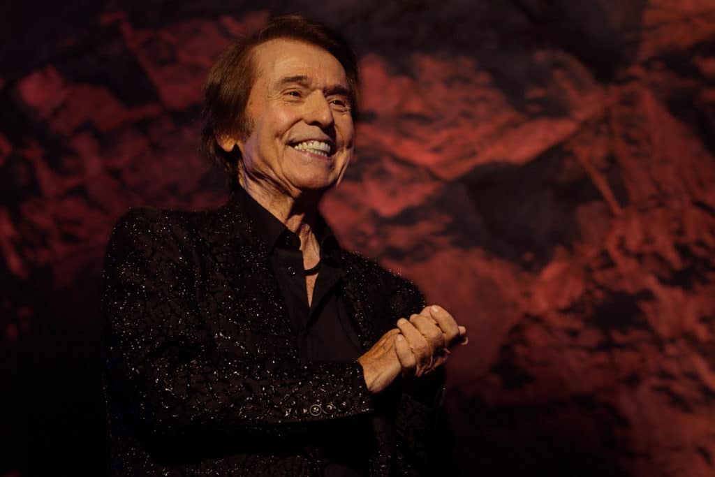 Raphael arrasa de nuevo en Starlite Catalana Occidente con un exquisito espectáculo que conmueve a sus incondicionales