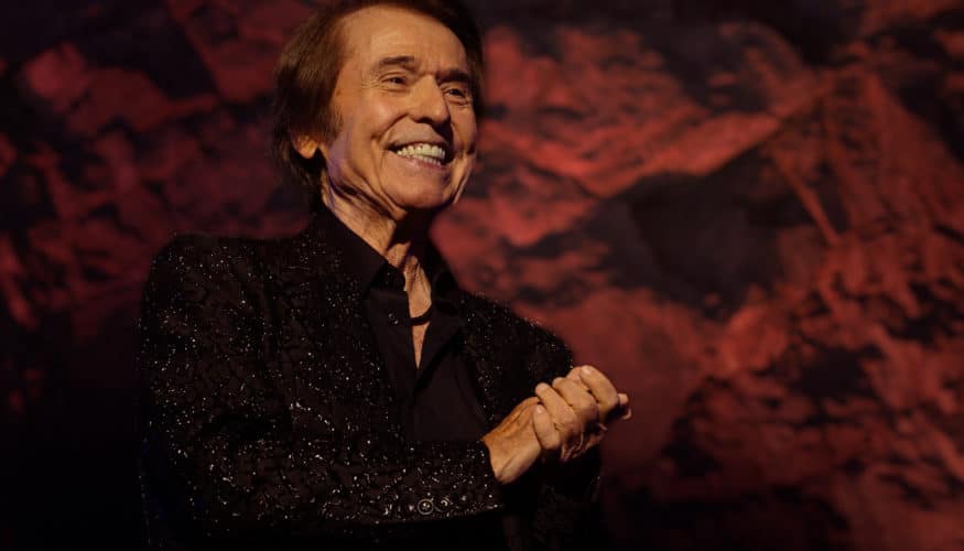 Raphael arrasa de nuevo en Starlite Catalana Occidente con un exquisito espectáculo que conmueve a sus incondicionales