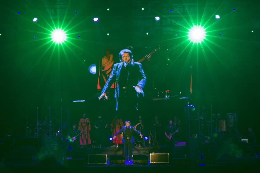 Raphael arrasa de nuevo en Starlite Catalana Occidente con un exquisito espectáculo que conmueve a sus incondicionales