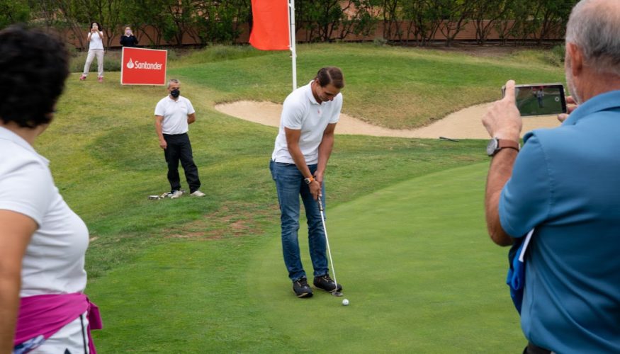 Rafa Nadal da sus primeros pasos tras la operación, en el Santander Golf Tour
