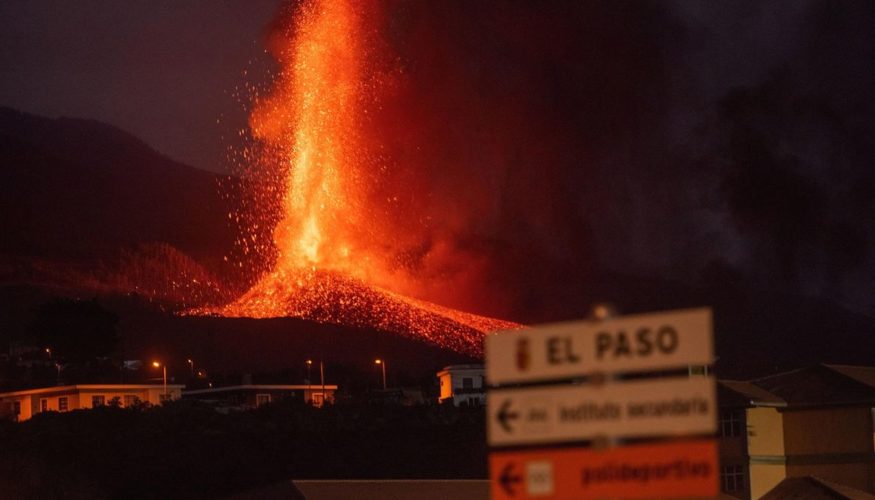 La lava del volcán de La Palma a toda velocidad deriva hacia la costa e irrumpe de forma agresiva en Todoque