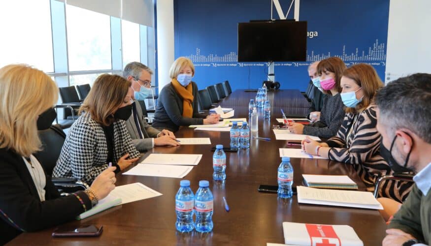 La Diputación, la Junta y el Ayuntamiento de Málaga se reúnen con la cónsul de Ucrania, Cruz Roja y la asociación Maydan para coordinar la ayuda a los ucranianos