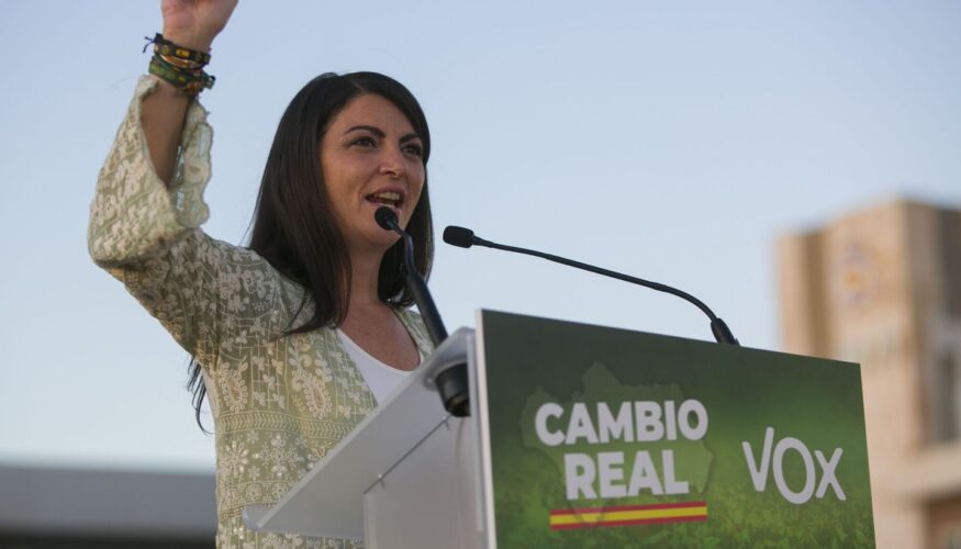 Macarena Olona pide entrar en la Junta y Moreno le replica que quiere gobernar en un "pacto con los andaluces"