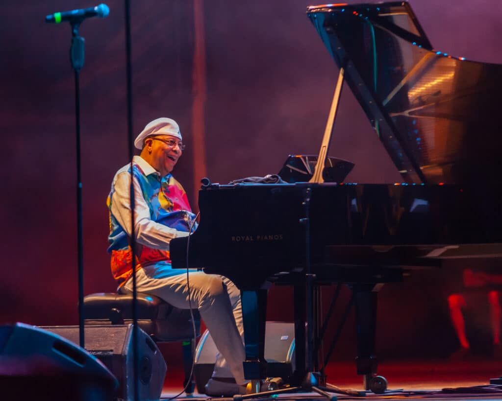 El astro del jazz latino, Chucho Valdés, celebra sus 80 años rodeado de amigos sobre el escenario de en Starlite Catalana Occidente
