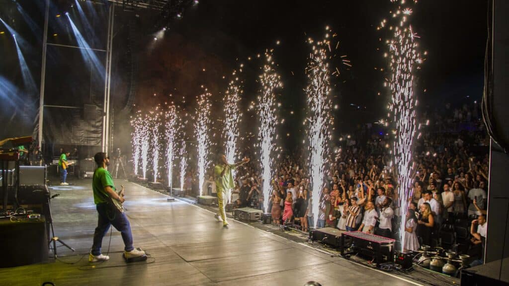 Haaland disfruta del primer concierto de Ozuna en Starlite Catalana Occidente