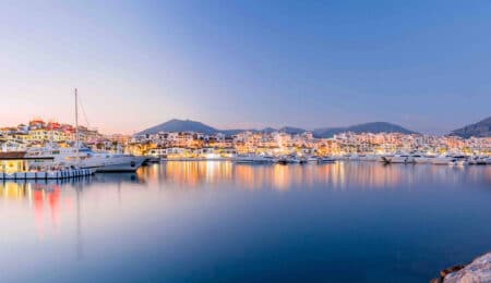 El Ayuntamiento de Marbella culmina un plan de remodelación en Puerto Banús, con trabajos de acerado e iluminación