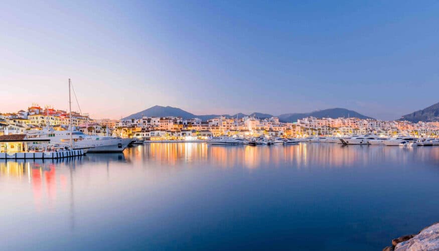 El Ayuntamiento de Marbella culmina un plan de remodelación en Puerto Banús, con trabajos de acerado e iluminación