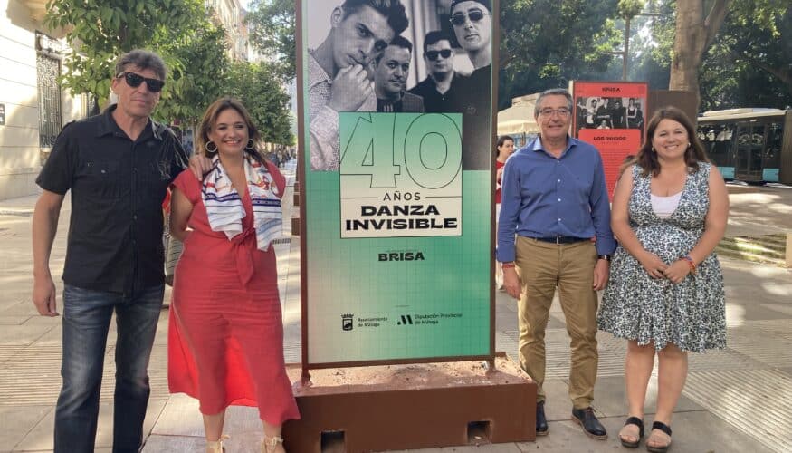 El presidente de la Diputación de Málaga visita la exposición de los 40 años de Danza Invisible junto a la banda