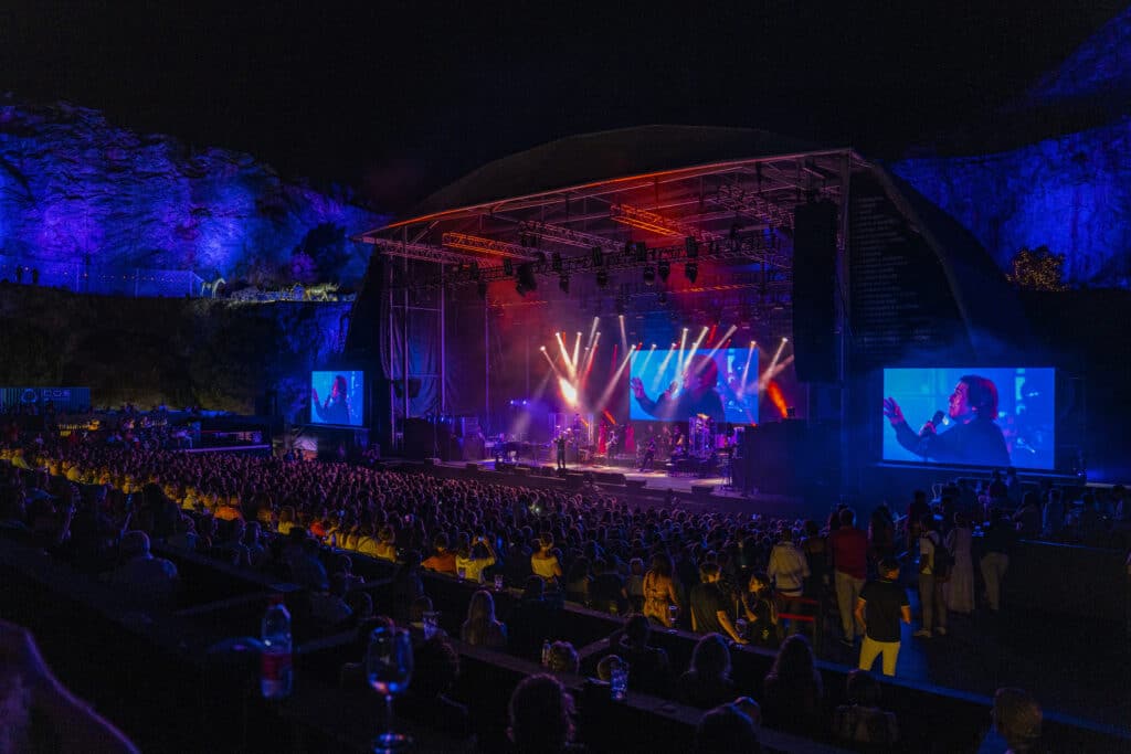 Raphael recorre sus 60 años de carrera musical con un concierto faraónico en Starlite Catalana Occidente
