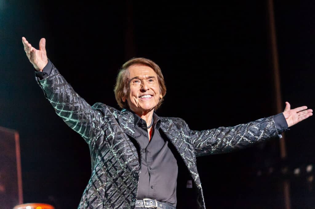 Raphael recorre sus 60 años de carrera musical con un concierto faraónico en Starlite Catalana Occidente