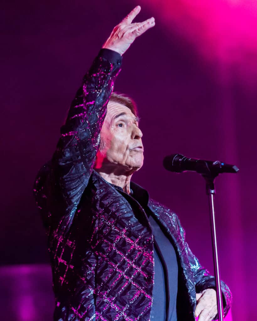 Raphael recorre sus 60 años de carrera musical con un concierto faraónico en Starlite Catalana Occidente