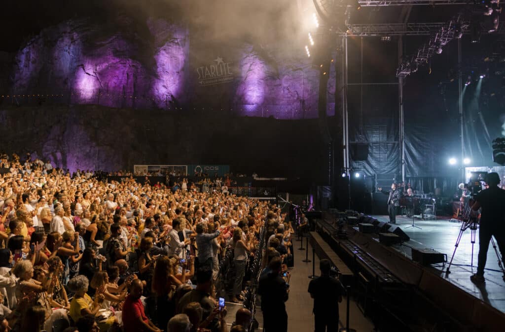 Raphael recorre sus 60 años de carrera musical con un concierto faraónico en Starlite Catalana Occidente