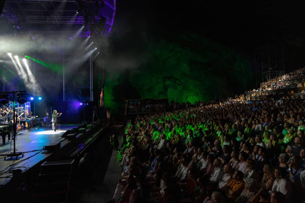 Raphael recorre sus 60 años de carrera musical con un concierto faraónico en Starlite Catalana Occidente