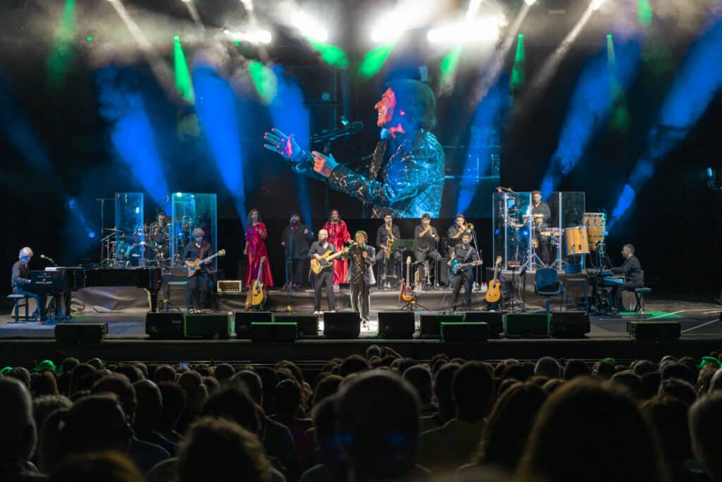 Raphael recorre sus 60 años de carrera musical con un concierto faraónico en Starlite Catalana Occidente
