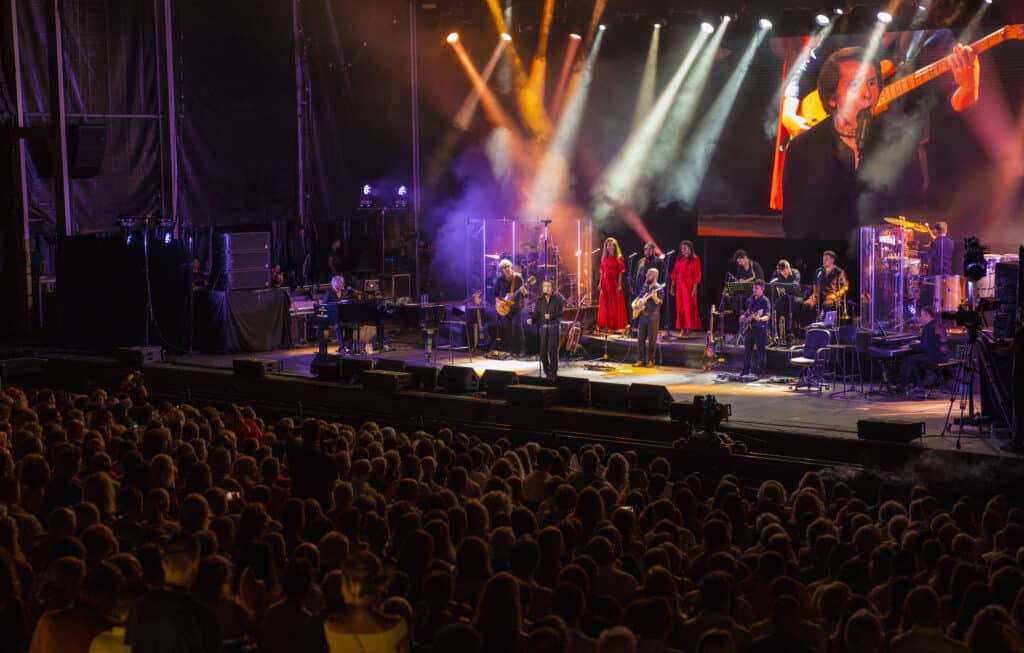 Raphael recorre sus 60 años de carrera musical con un concierto faraónico en Starlite Catalana Occidente
