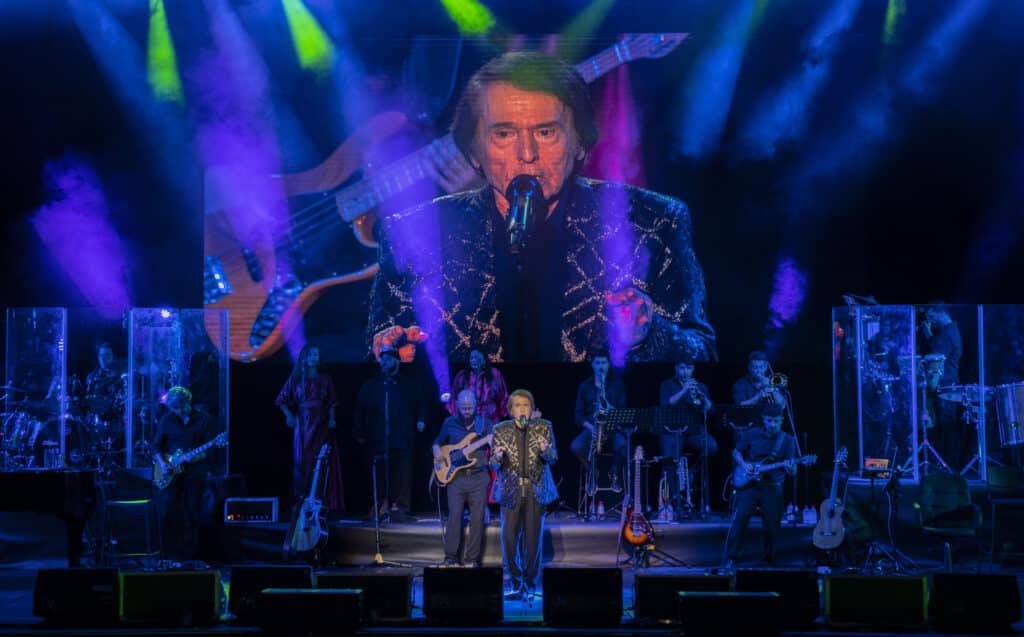 Raphael recorre sus 60 años de carrera musical con un concierto faraónico en Starlite Catalana Occidente