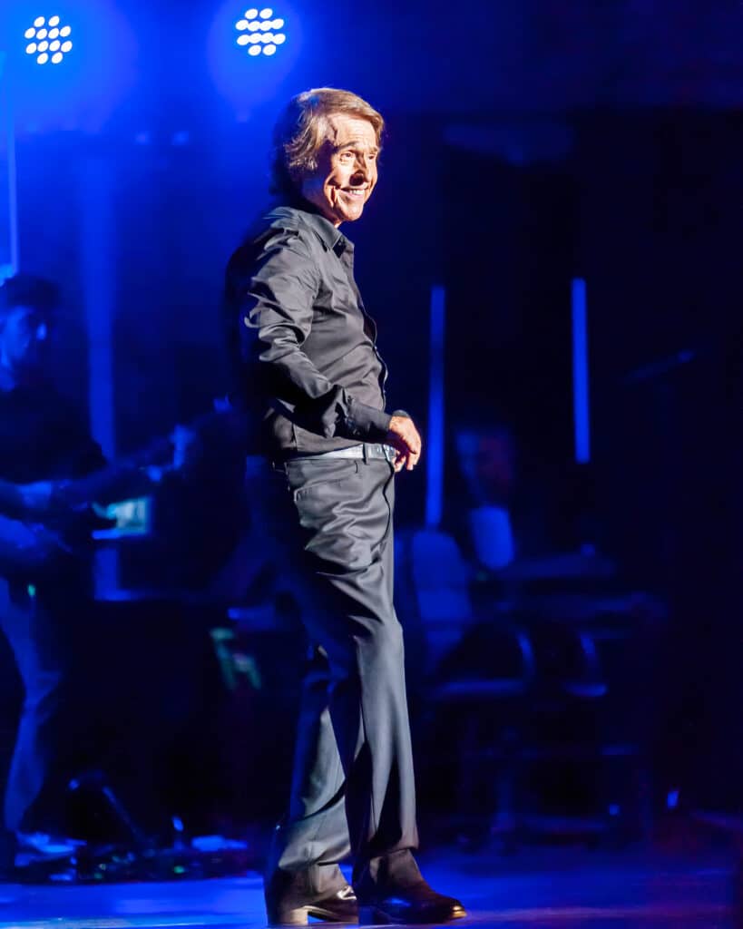 Raphael recorre sus 60 años de carrera musical con un concierto faraónico en Starlite Catalana Occidente