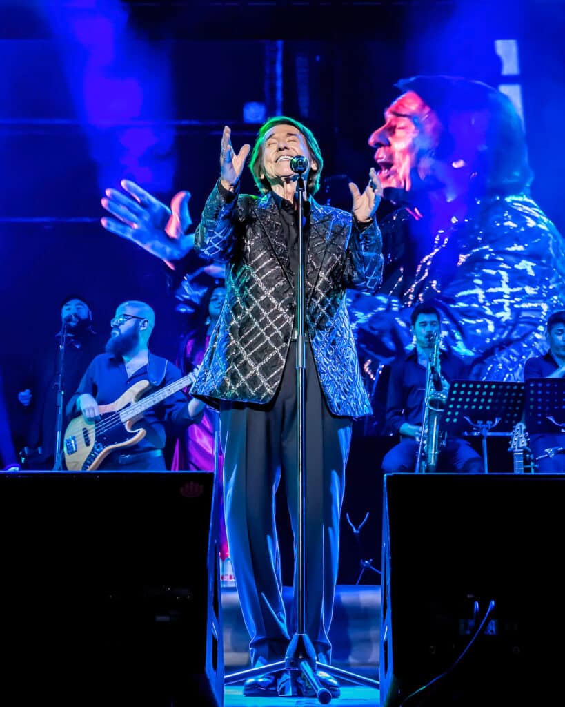 Raphael recorre sus 60 años de carrera musical con un concierto faraónico en Starlite Catalana Occidente