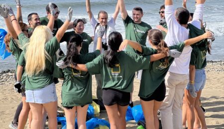 McDonald’s se une al Proyecto LIBERA para recoger residuos en la playa de Río Real de Marbella