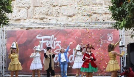 La alcaldesa de Marbella acompaña a los más pequeños en las tradicionales 'Mini campanadas' de Fin de Año