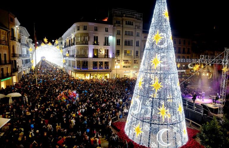 La mítica plaza de la Constitución en Málaga recibe 2023 con una fiesta con campanadas, uvas, cotillón y un espectáculo multimedia